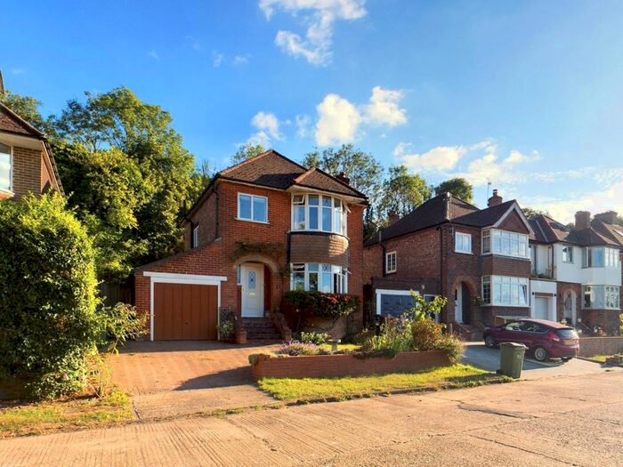 3 Bedroom Detached House For Sale In Beechcroft Drive, Guildford, Surrey, GU2