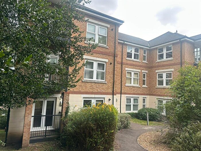 2 Bedroom Flat To Rent In Adrian Close, Hemel Hempstead, HP1
