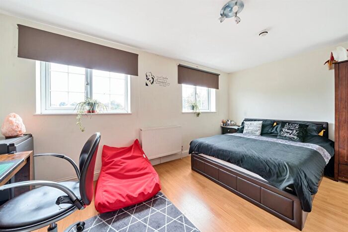 5 Bedroom End Of Terrace House For Sale In Wayside Mews, Maidenhead, SL6