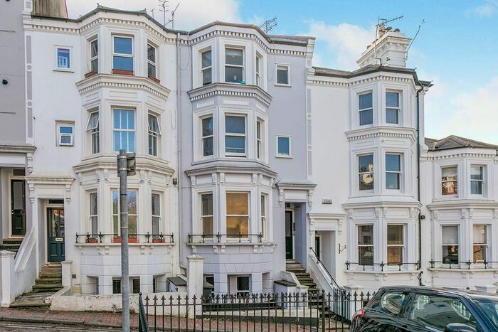 2 Bedroom Flat To Rent In Flat South Grove, Tunbridge Wells, Kent, TN1