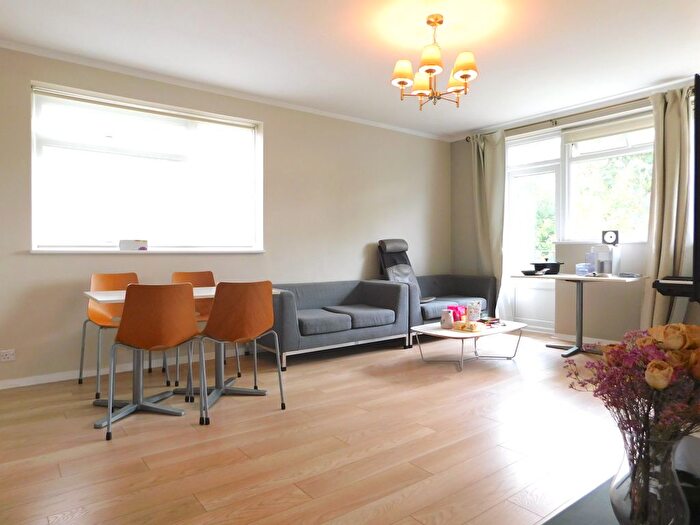 2 Bedroom Flat To Rent In Crescent Road, London, N3