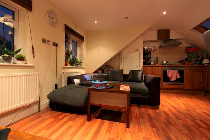 3 Bedroom Maisonette To Rent In Gauden Road, Clapham, SW4