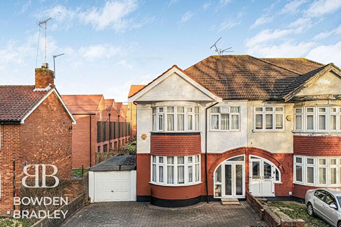 3 Bedroom Semi-Detached House For Sale In The Glade, Ilford, IG5