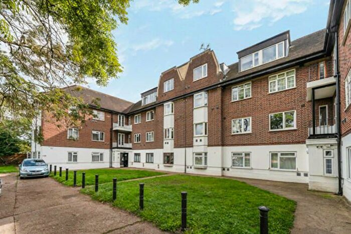 2 Bedroom Flat To Rent In Great West Road, Isleworth, TW7