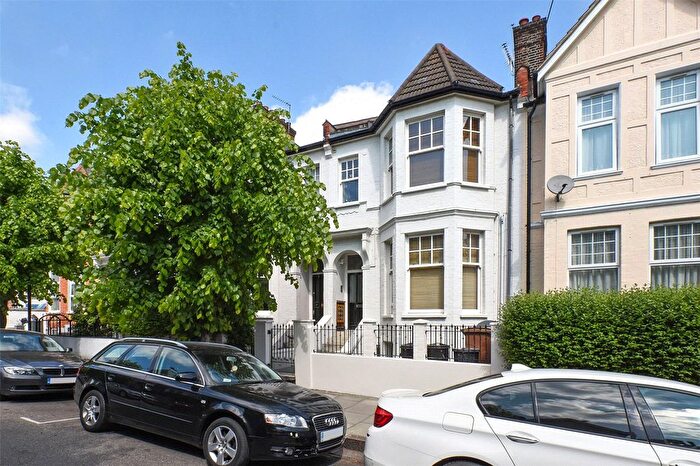 3 Bedroom Flat To Rent In Gunton Road, Hackney, London, E5