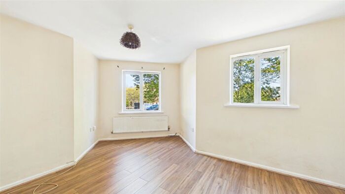 1 Bedroom Flat For Sale In Bay Avenue, Bilston, WV14