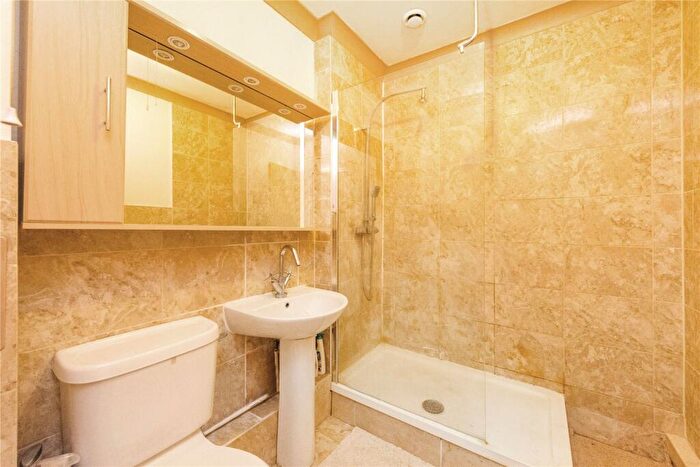 2 Bedroom Flat For Sale In Commercial Road, Poplar, E14