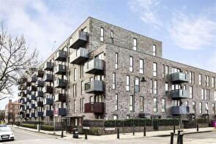 4 Bedroom Flat To Rent In Bovet Court, Harford Street, Mile End, Stepney Green, London, E1