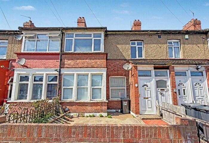 2 Bedroom Maisonette For Sale In Perrymans Farm Road, Ilford, IG2