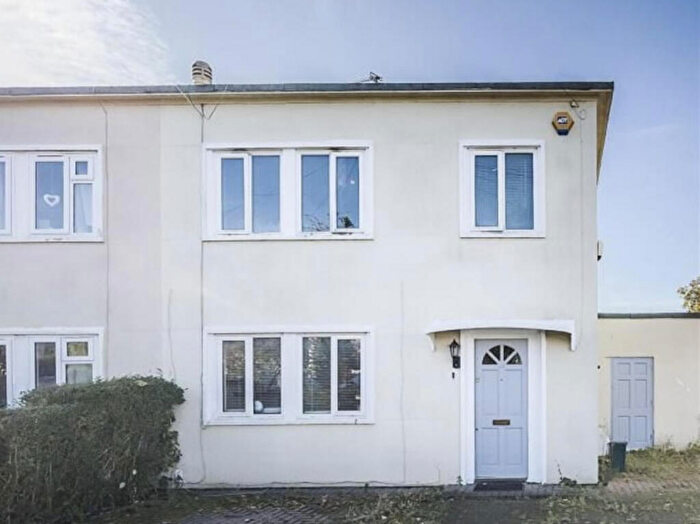 3 Bedroom Semi-Detached House For Sale In Tunnel Gardens, London, N11