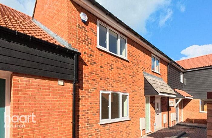 2 Bedroom Detached House For Sale In Fairview Crescent, Rayleigh, SS6