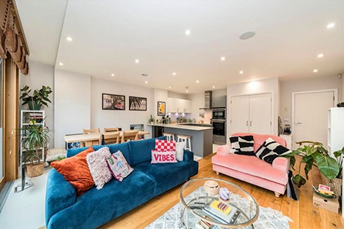 2 Bedroom Flat For Sale In Grove Park, Peckham Rye, SE5