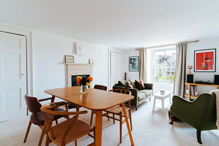 2 Bedroom Flat To Rent In Johnstone Street, Bath, BA2