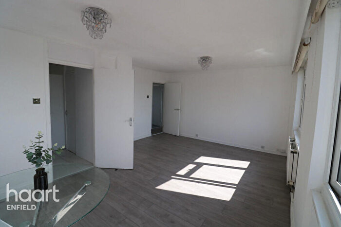 2 Bedroom Apartment To Rent In Holtwhites Hill, Enfield, EN2