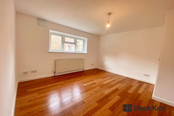 3 Bedroom Flat To Rent In Westmoreland Road, Walworth / Burgess Park, SE17