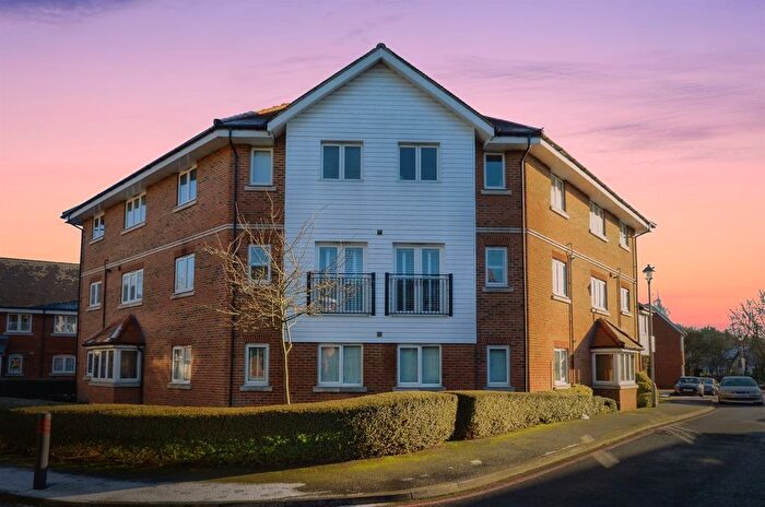 2 Bedroom Flat For Sale In Wharf Way, Hunton Bridge, Kings Langley, WD4