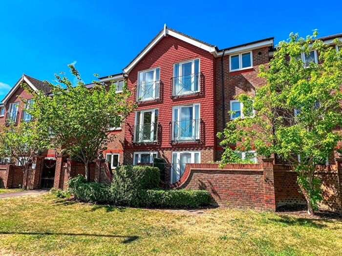 1 Bedroom Flat For Sale In Yeend Close, West Molesey, KT8