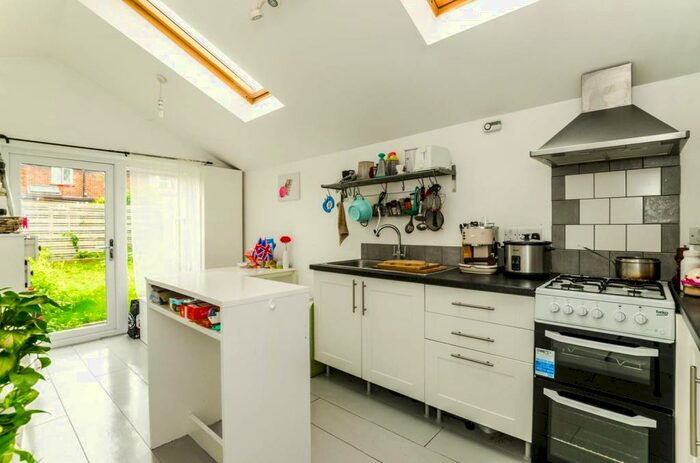3 Bedroom End Of Terrace House To Rent In Amethyst Road, Stratford, London, E15
