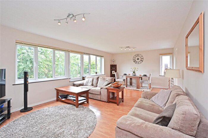 2 Bedroom Flat To Rent In Amsterdam Road, Isle Of Dogs, London, E14