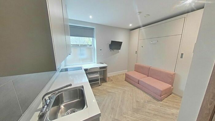 Studio To Rent In Hanger Lane, London, W5