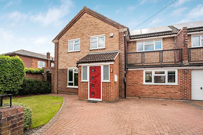 4 Bedroom Semi-detached House For Sale In Richardson Close, London Colney, AL2