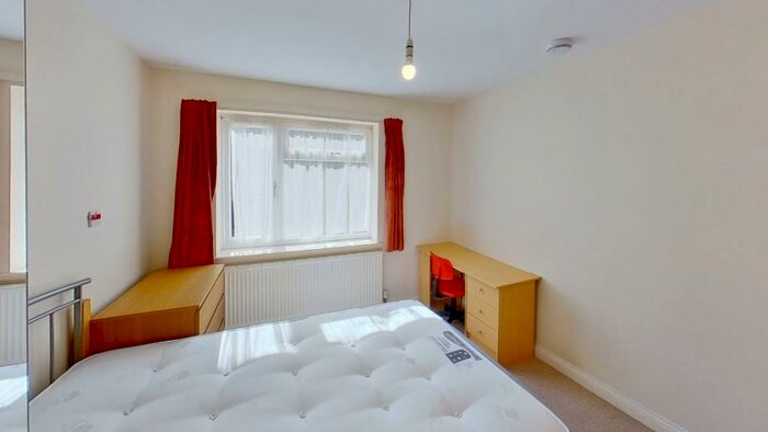 5 Bedroom Semi-Detached House To Rent In Southway, Guildford, GU2