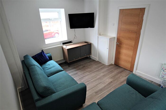 6 Bedroom Terraced House To Rent In Edwin Road, Hyde Park, Leeds, LS6