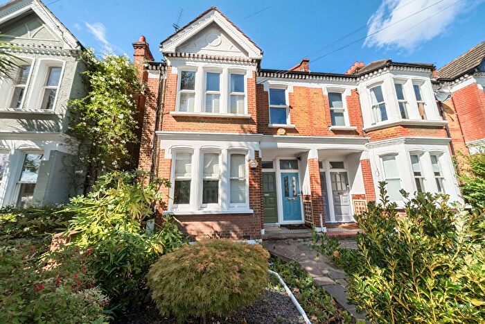 3 Bedroom Maisonette For Sale In Harborough Road, Streatham, London, SW16