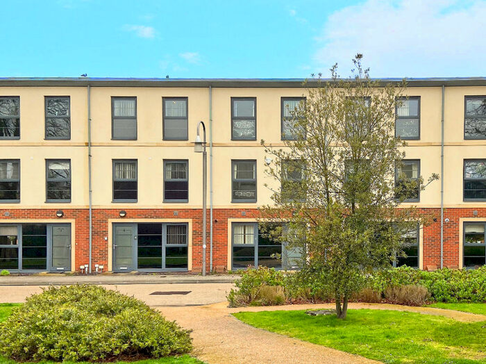 4 Bedroom Town House To Rent In Lion Road, Farnborough, GU14