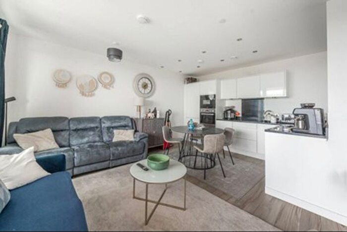 2 Bedroom Flat To Rent In Park Royal, London, NW10