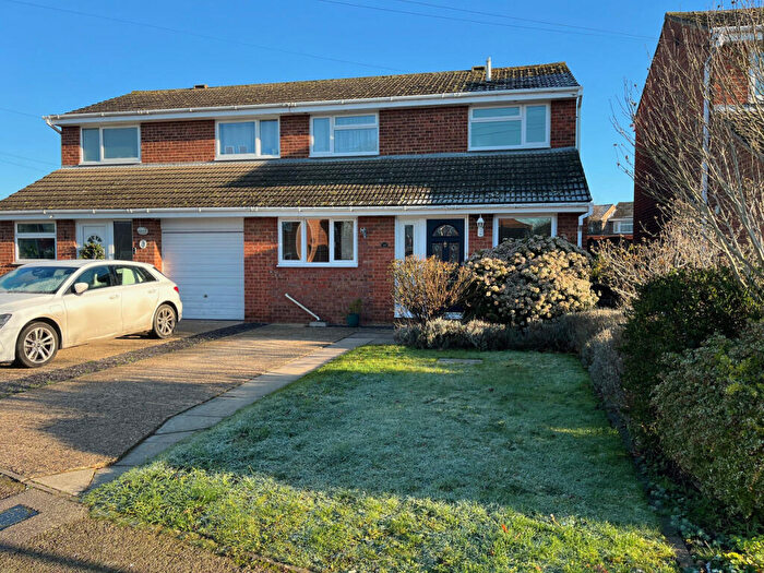 3 Bedroom Semi Detached House For Sale In Beech Avenue, Biggleswade, SG18