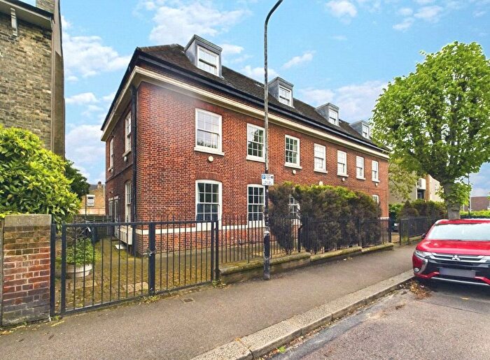 3 Bedroom Flat To Rent In Grosvenor Park Road, Walthamstow, E17