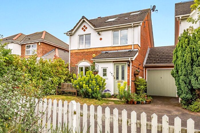 4 Bedroom Link Detached House For Sale In Tangmere Grove, Kingston Upon Thames, KT2