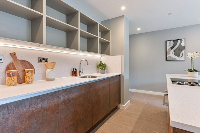 3 Bedroom Flat To Rent In Spinners Yard, Skinner Ln, LS7
