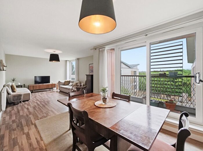 2 Bedroom Flat For Sale In / Kimmerghame Drive, Edinburgh, EH4