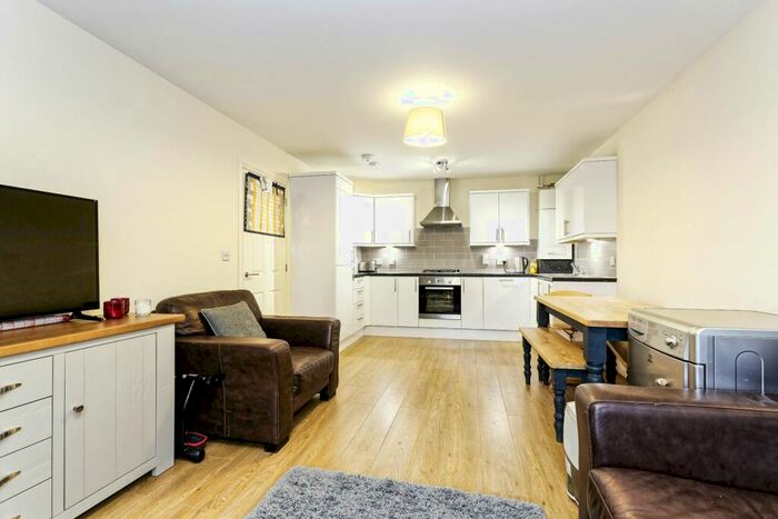 2 Bedroom Apartment To Rent In Windermere Gate, RG12