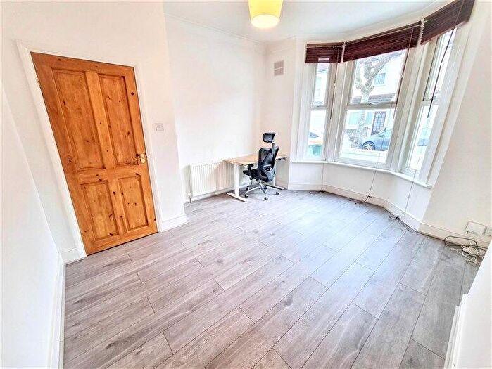 1 Bedroom Flat To Rent In Warwick Road, Stratford, E15