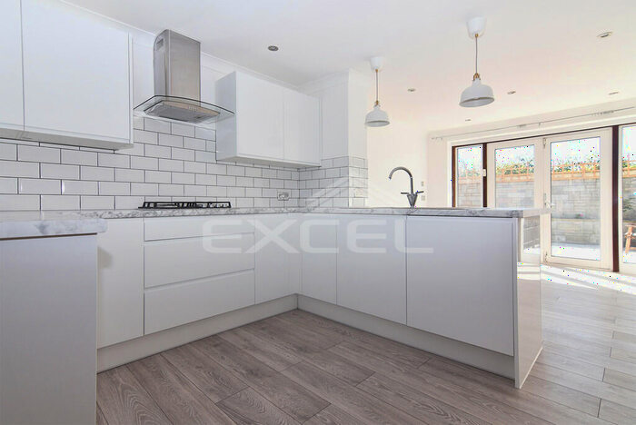 3 Bedroom Cottage To Rent In Station Road, Finchley Central, London, N3