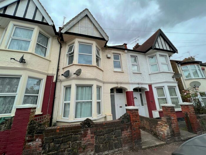 1 Bedroom Flat To Rent In Ramuz Drive, Westcliff-On-Sea, SS0