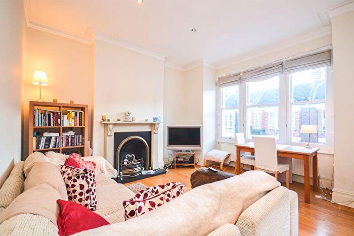 3 Bedroom Flat For Sale In Hazelbourne Road, London, SW12
