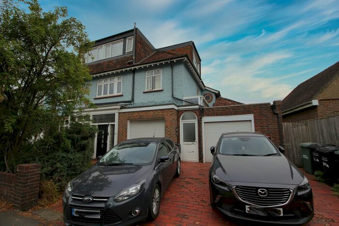 2 Bedroom Flat To Rent In Ladbroke Road, Redhill, RH1