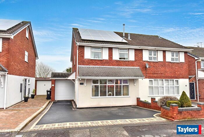 3 Bedroom Semi Detached House For Sale In Kingswinford, Oregon Close, DY6