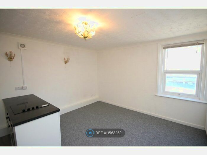 2 Bedroom Flat To Rent In Wimborne Road, Bournemouth, BH9