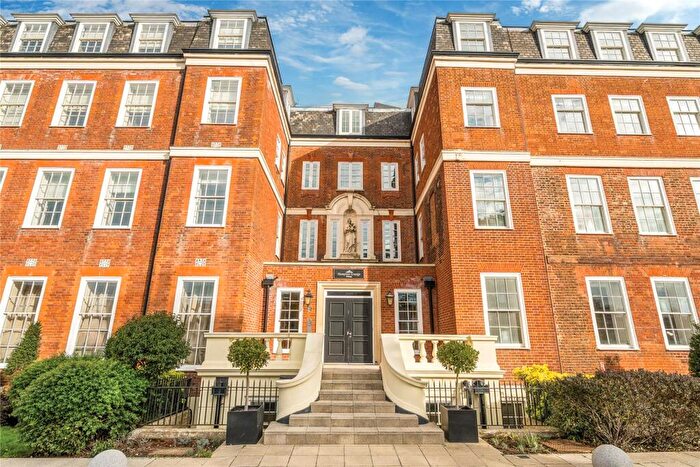 3 Bedroom Flat For Sale In Marian Gardens, Bromley, BR1