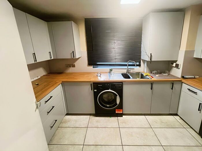 2 Bedroom Flat To Rent In Grantham Road, Manor Park, E12