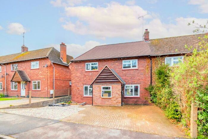 4 Bedroom Semi-Detached House For Sale In Woodland Close, Tring, HP23
