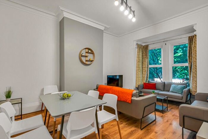 2 Bedroom Flat To Rent In Plaistow Lane, Bromley, BR1