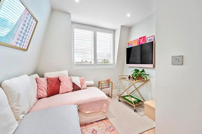 1 Bedroom Flat To Rent In Kingston Road, Raynes Park, London, SW20