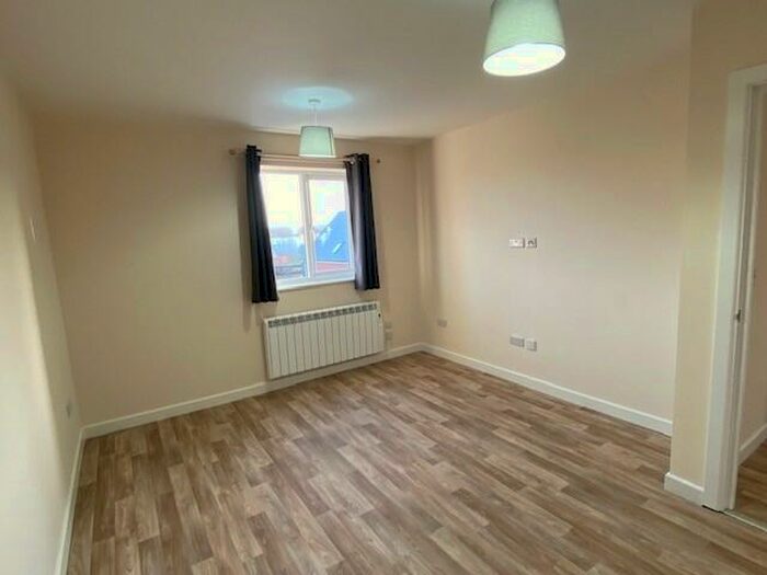 1 Bedroom Flat To Rent In Junction Road, Southampton, Hampshire, SO40