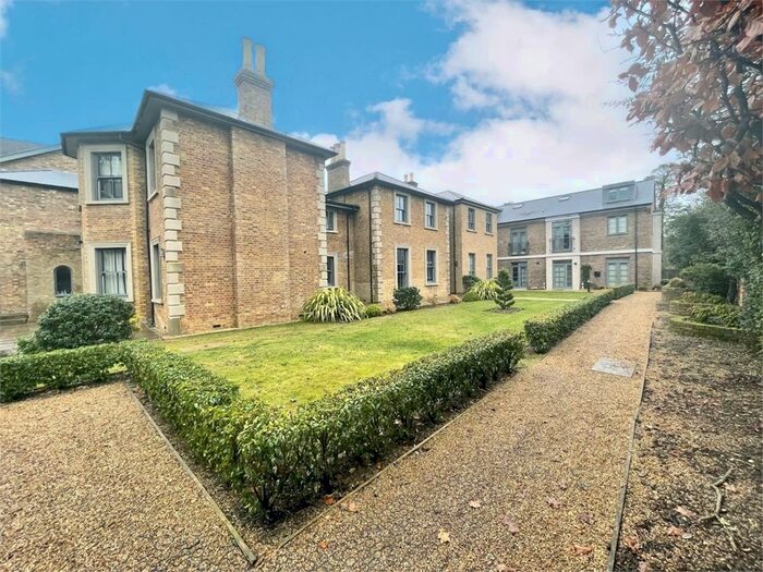 2 Bedroom Flat To Rent In Crown Drive, Farnham Royal, Buckinghamshire SL2